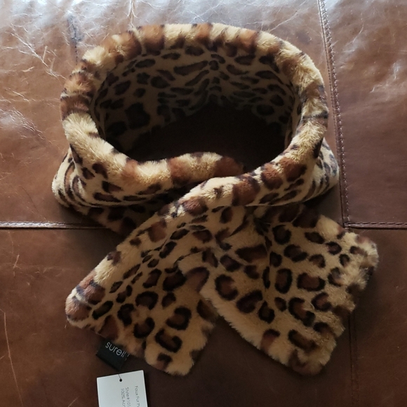 Women's Faux fur Pull-Through Scarf - Picture 5 of 5